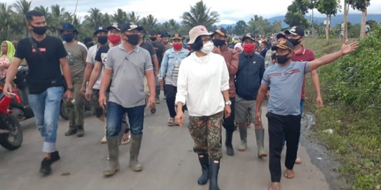 Turun di Lokasi Banjir, Yasti Langsung Telefon Balai Sungai dan Jalan