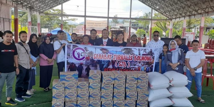 Wartawan Bolmong Serahkan Bantuan Untuk Korban Banjir Bolsel