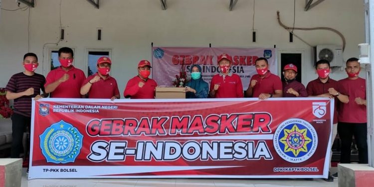 DPK IKAPTK Kabupaten Bosel Serahkan Dua Ribu Masker