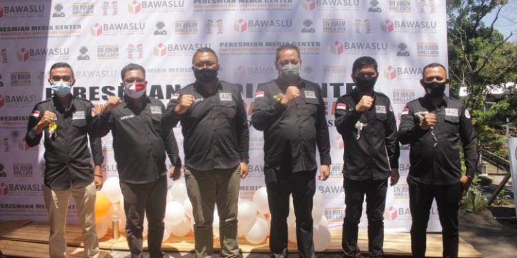 Ciptakan Keterbukaan Informasi, Bawaslu Sulut Resmikan Media Centre, Call Centre dan SMS Gateway