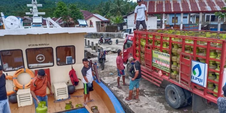 Pendistribusian Bantuan di Kecamatan Posigadan Bolsel Masih Gunakan Jalur Laut