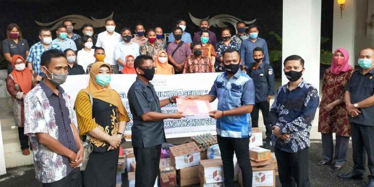 Bawaslu Sulut Peduli Korban Banjir di Bolmong dan Bolsel