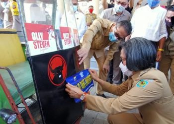 Bupati dan Wakil Bupati Bolmong  Sasar Kendaraan Umum Pasang Stiker “Mari Jo Pakai Masker”