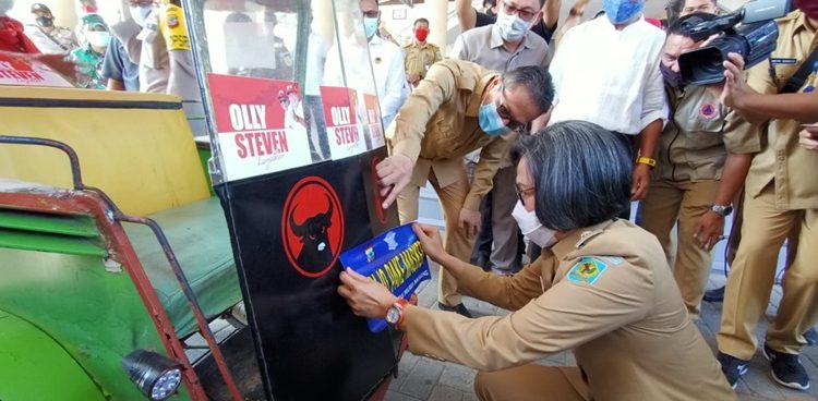 Bupati dan Wakil Bupati Bolmong Sasar Kendaraan Umum Pasang Stiker “Mari Jo Pakai Masker”