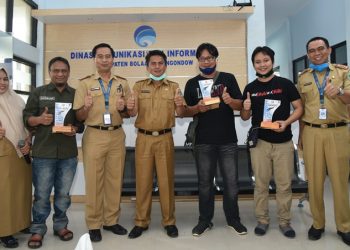 Tiga Wartawan Pemenang Lomba Menulis Feature Menerima Hadiah