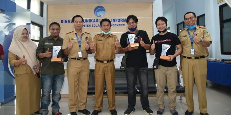 Tiga Wartawan Pemenang Lomba Menulis Feature Menerima Hadiah