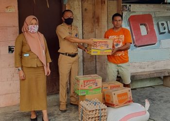 Dinsos Bolmong Serahkan Bantuan Korban Kebakaran