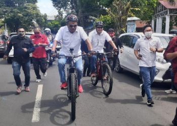 Naik Sepeda, Pasangan OD-SK Calon Pertama Daftar di KPU Sulut