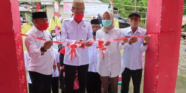 Bupati Iskandar Kamaru Resmikan Dua Pasar Tradisional