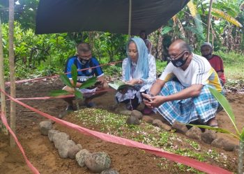 Sosok Om Edo Saat Ziarah Kubur, Tak Lupa Baca Surat Yasin