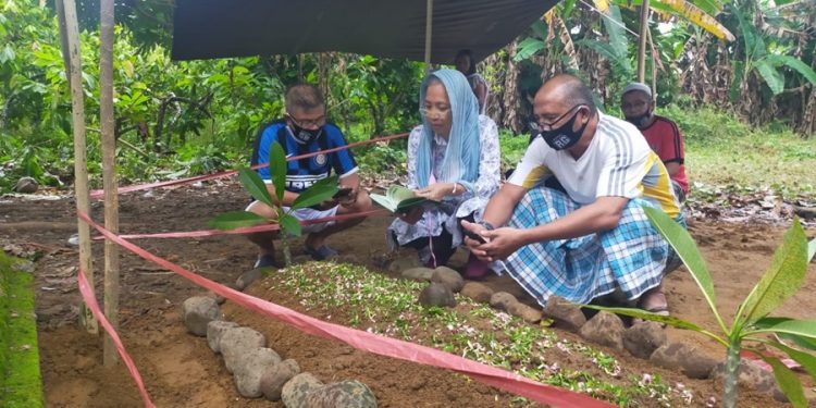 Sosok Om Edo Saat Ziarah Kubur, Tak Lupa Baca Surat Yasin