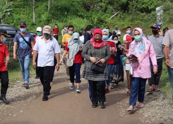 Pjs Bupati Bolsel Bersama Istri Bagi-bagi Masker di Pasar Soguo