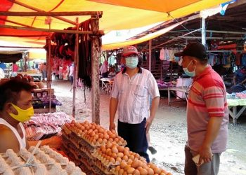 Pjs Bupati Bolsel Turun ke Pasar Soguo dan Bagi Masker