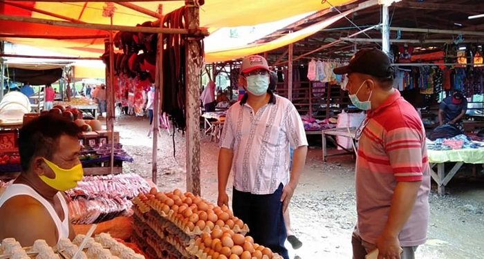 Pjs Bupati Bolsel Turun ke Pasar Soguo dan Bagi Masker