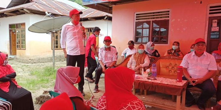 Pasangan calon Bupati dan Wakil Bupati Bolsel Iskandar Kamaru-Deddy Abdul Hamid bersama tim saat melakukan kampanye di Kecamatan Posigadan