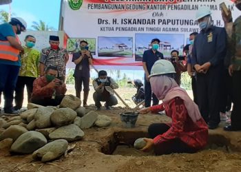 Peletakan batu pertama pembangunan Kantor Pengadilan Agama oleh Bupati Bolmong Yasti Soepredjo Mokoagow