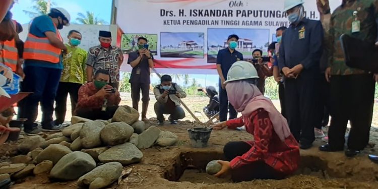 Peletakan batu pertama pembangunan Kantor Pengadilan Agama oleh Bupati Bolmong Yasti Soepredjo Mokoagow