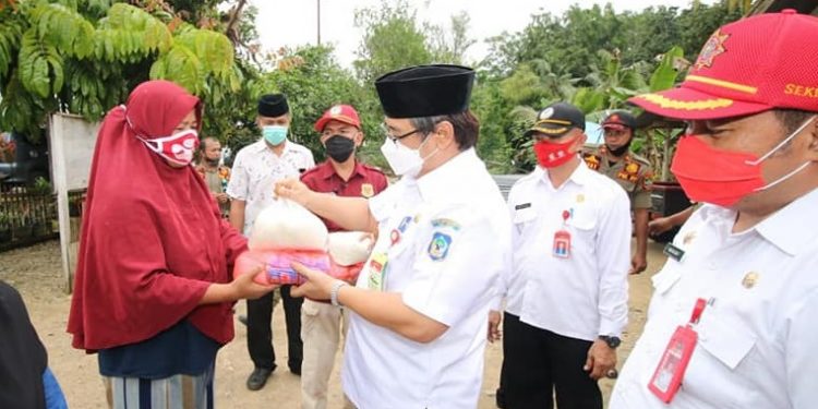 Giliran Masyarakat di Kecamatan Pinolosian Tengah Menerima Penyaluran Bantuan Sosial Covid-19