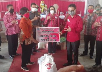 Simbol Tiga Jari Bupati dan Wakil Bupati Bolmong Saat Serahkan Bantuan Mulai Diplintir