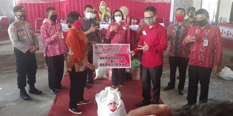 Simbol Tiga Jari Bupati dan Wakil Bupati Bolmong Saat Serahkan Bantuan Mulai Diplintir