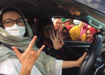 Nyetir Mobil, Bupati Bolmong Bersama Ust Yusuf Mansur Kompak Angka Tiga Jari