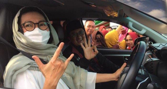 Nyetir Mobil, Bupati Bolmong Bersama Ust Yusuf Mansur Kompak Angka Tiga Jari