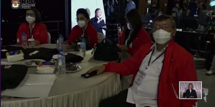 Pakai Jas Merah, Yasti Dampingi ODSK di Debat Pubik