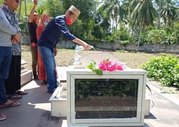 Iskandar-Deddy Ziarah ke Makam Tokoh Pemekaran Bolsel