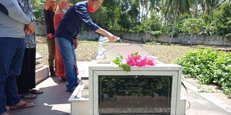 Iskandar-Deddy Ziarah ke Makam Tokoh Pemekaran Bolsel