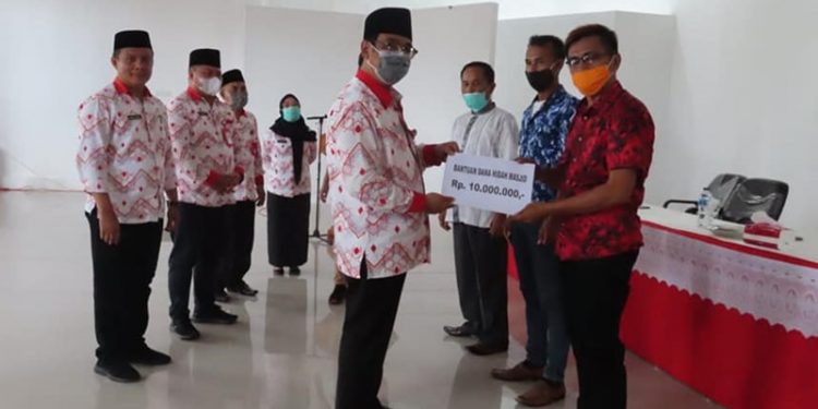 Pemkab Bolsel Serahkan Bantuan Hibah Untuk Pembangunan Masjid dan Gereja