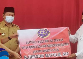 Herson Mayulu Serahkan Bantuan Bus Sekolah