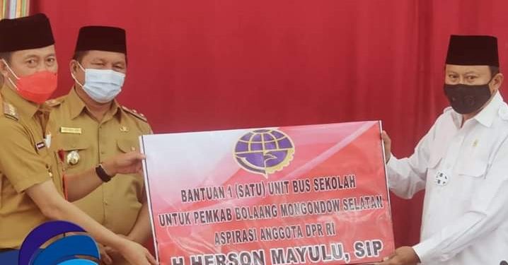 Herson Mayulu Serahkan Bantuan Bus Sekolah