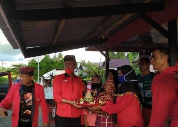 HUT ke 48, Kader PDI Perjuangan Bolsel dan Kotamobagu Bagikan Tumpeng