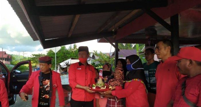 HUT ke 48, Kader PDI Perjuangan Bolsel dan Kotamobagu Bagikan Tumpeng