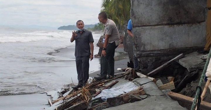 Abrasi Ancam Rumah Penduduk di Desa Motabang Lolak