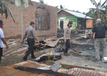 Kapolres Bolmong AKBP Nova Irone Surentu Turun Langsung di Lokasi Kebakaran