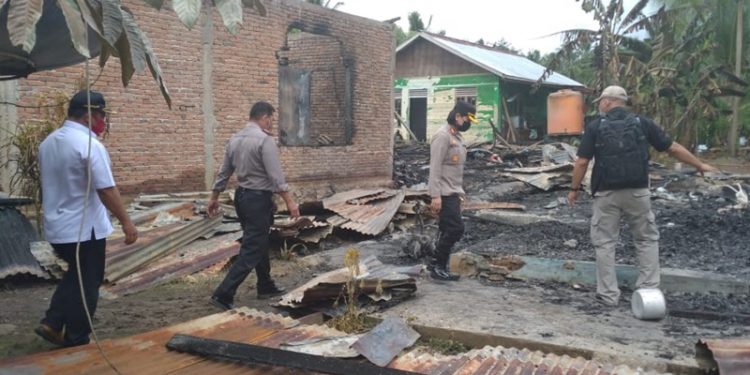 Kapolres Bolmong AKBP Nova Irone Surentu Turun Langsung di Lokasi Kebakaran