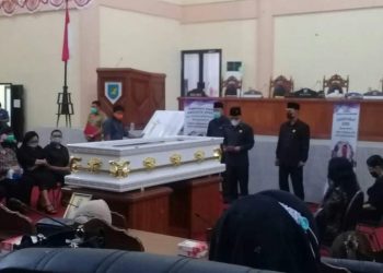 Ketua DPRD Bolmong Lepas Jenazah Marthen Tangkere di Ruang Paripurna