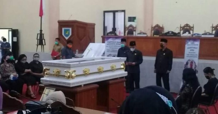 Ketua DPRD Bolmong Lepas Jenazah Marthen Tangkere di Ruang Paripurna