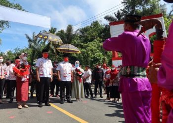 Iskandar-Deddy Disambut Adat di Perbatasan Masuk Bolsel