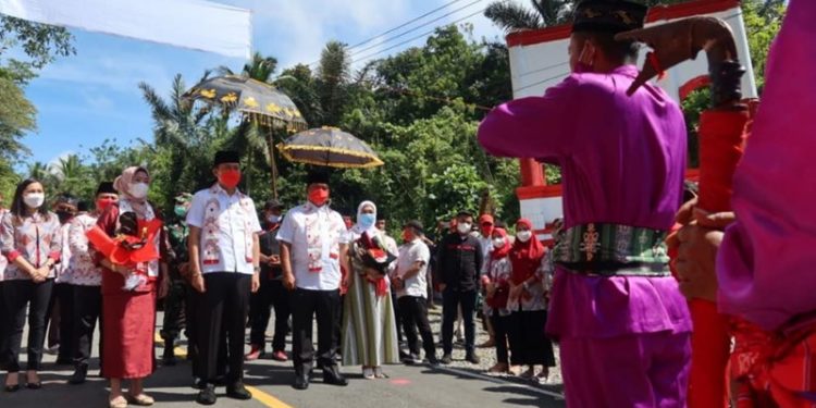 Iskandar-Deddy Disambut Adat di Perbatasan Masuk Bolsel