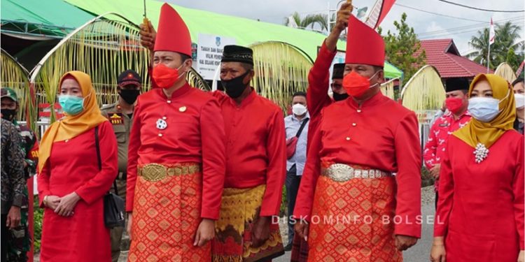 Tarian Adat Mongondow Sambut Kedatangan Iskandar-Deddy di Pinolosian