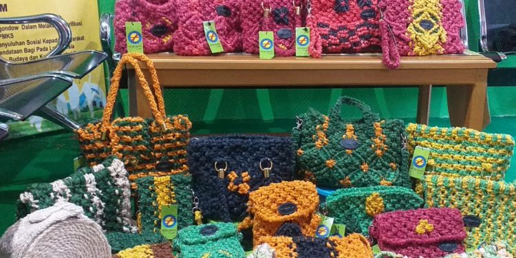 Inilah Produksi Tas Dari Serat Nanas Asal Desa Muntoi Yang Dijual Hingga 800 Ribu