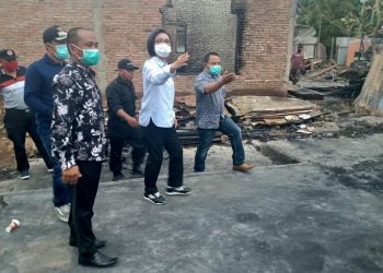 Bupati Berikan Bantuan Uang Tunai Korban Kebakaran di Doloduo