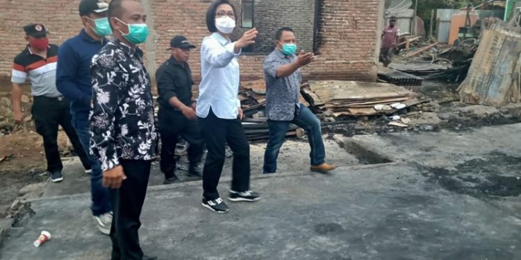 Bupati Berikan Bantuan Uang Tunai Korban Kebakaran di Doloduo