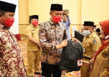 Bupati dan Wakil Bupati Bolsel Iskandar Kamaru-Deddy Abdul Hamid saat menyerahkan peralatan Bimtek bagi peserta Bimtek