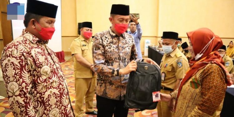 Bupati dan Wakil Bupati Bolsel Iskandar Kamaru-Deddy Abdul Hamid saat menyerahkan peralatan Bimtek bagi peserta Bimtek