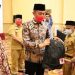 Bupati dan Wakil Bupati Bolsel Iskandar Kamaru-Deddy Abdul Hamid saat menyerahkan peralatan Bimtek bagi peserta Bimtek