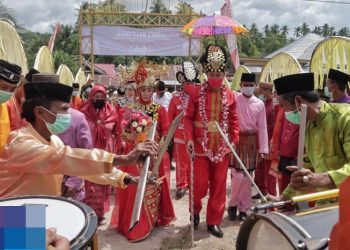Giliran Adat Gorontalo Sambut Iskandar-Deddy di Kecamatan Posigadan