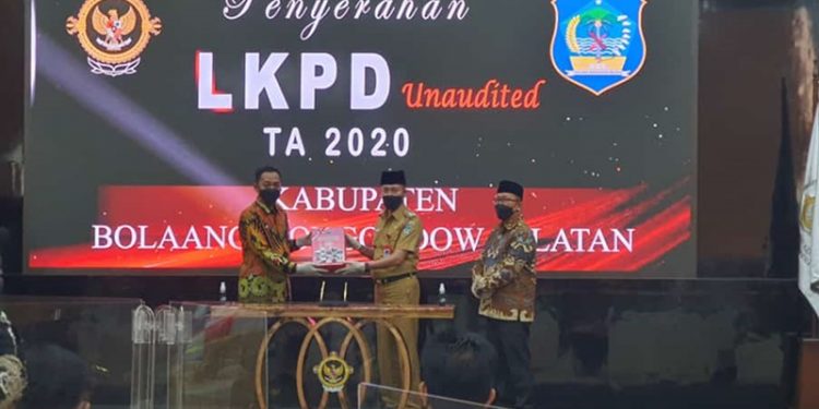 Serahkan LKPD 2020, Iskandar Berharap Bolsel Raih WTP Ketujuh Kalinya